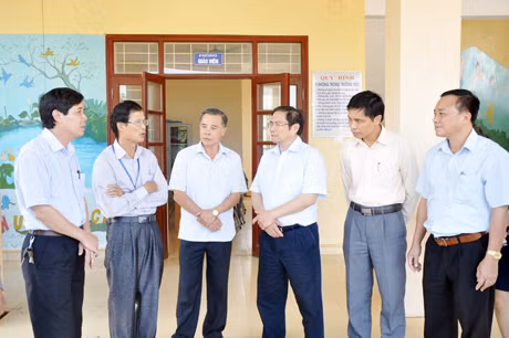 Đồng chí Phạm Minh Chính, Bí thư Tỉnh ủy cùng đoàn công tác của tỉnh kiểm tra thực tế tại trường Tiểu học Đông Ngũ (xã Đông Ngũ) 