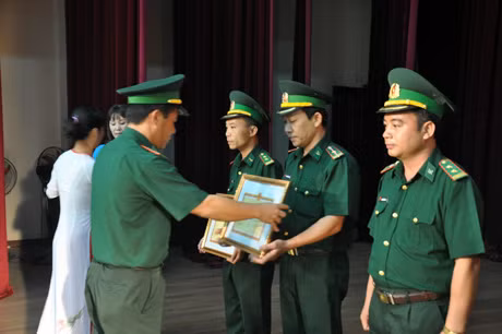 Đại tá Lê Đức Thái, Chỉ huy trưởng Bộ Chỉ huy BĐBP tỉnh trao giấy khen cho các tập thể, cá nhân có thành tích xuất sắc trong thực hiện Cuộc vận động 50.