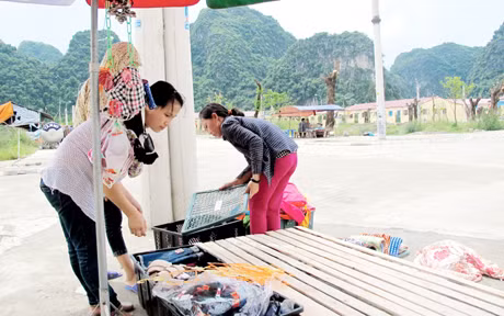 ...hay bày bán quần áo trên các sạp hàng tạm bợ để kiếm thêm thu nhập.