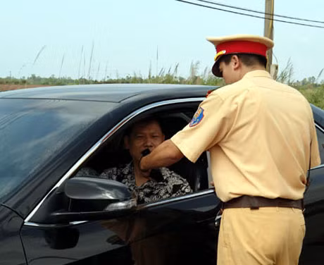 CSGT Móng Cái kiểm tra nồng độ cồn đối với người điều khiển phương tiện giao thông