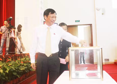 Các đại biểu bỏ phiếu bầu bổ sung Phó Trưởng ban Pháp chế HĐND tỉnh nhiệm kỳ 2011-2016.