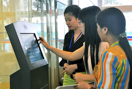 Bên cạnh việc xây dựng CQĐT, tỉnh cũng chỉ đạo xây dựng các Trung tâm HCC cấp tỉnh, cấp huyện nhằm giúp người dân thuận tiện trong tiếp cận với các thủ tục (ảnh 5).