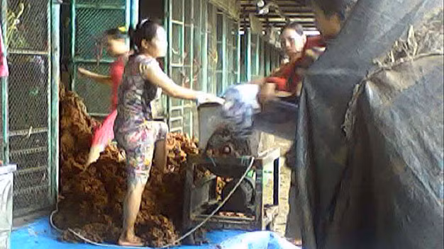Những đôi chân đi lại trên nền chợ bẩn rồi thản nhiên giẫm lên đống me - Ảnh: Đình Khánh