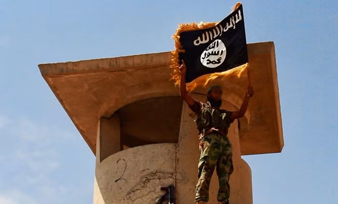 Một chiến binh IS cầm lá cờ Nhà nước Hồi giáo tự xưng ở Salahuddin, Iraq (Nguồn: AFP)