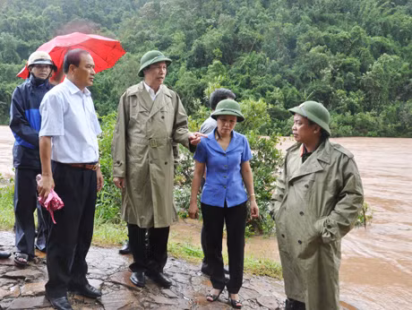 Đồng chí Nguyễn Đức Long, Phó Bí thư Tỉnh ủy, Chủ tịch HĐND tỉnh kiểm tra tại thôn Khe Lạnh, xã Thanh Sơn (Ba Chẽ).