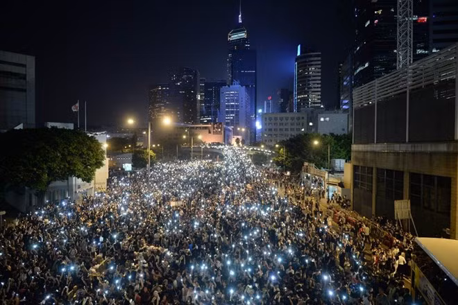 Người dân Hong Kong biểu tình ôn hòa bằng ánh sáng phát ra từ điện thoại di động (Nguồn: AP)