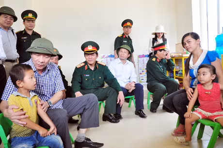 Đồng chí Nguyễn Văn Đọc, Chủ tịch UBND tỉnh thăm lớp học mần non tại xã đảo Trần.
