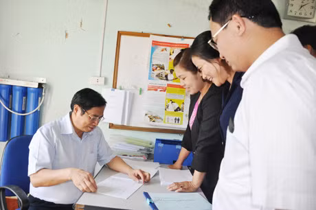Đồng chí Phạm Minh Chính, Bí thư Tỉnh ủy kiểm tra phòng y tế của Trường THCS Đồng Văn (xã Đồng Văn).