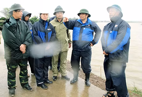 Đồng chí Bí thư Tỉnh uỷ Phạm Minh Chính chỉ đạo chống bão số 3 tại đê Bắc Điền Công (TP Uông Bí).