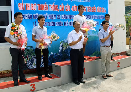 Lãnh đạo LĐLĐ tỉnh cùng lãnh đạo Ban trao giải cho người đoạt giải.
