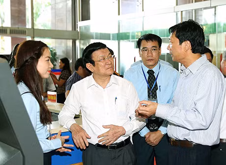 Chủ tịch Nước Trương Tấn Sang thăm Trung tâm Hành chính công tỉnh Quảng Ninh. Ảnh: Khánh Giang