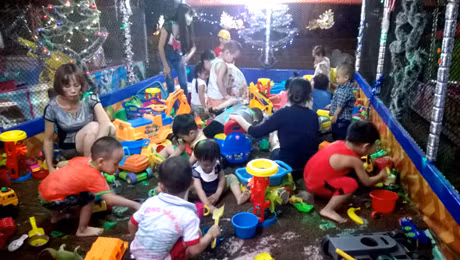 Nhà cát luôn thu hút các bạn nhỏ.