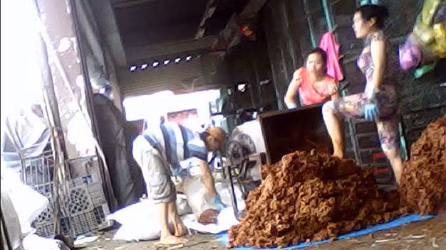 Những đôi chân đi lại trên nền chợ bẩn rồi thản nhiên giẫm lên đống me - Ảnh: Đình Khánh
