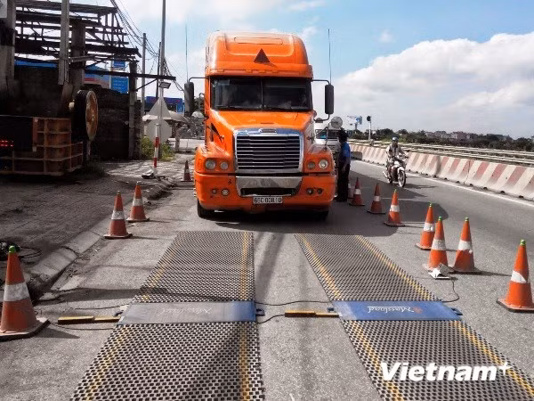 Một trạm cân lưu động tiến hành kiểm tra tải trọng xe. (Ảnh: Việt Hùng/Vietnam+)