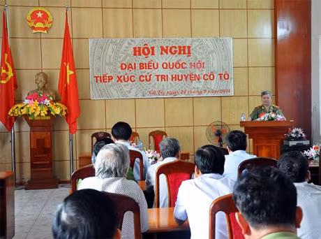 ĐBQH Vũ Chí Thực tiếp xúc cử tri và đi khảo sát thực tế tại huyện Cô Tô.
