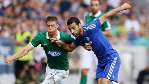 Với đội hình hai nhưng Chelsea (phải) cũng dư sức vùi dập Bolton