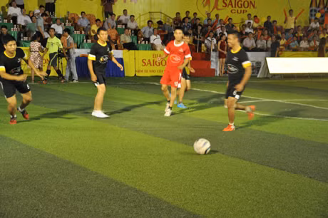 Trận đấu giữa FC Hạ Long (áo đỏ) và FC Flay