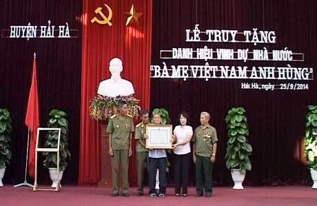 Thừa ủy quyền của Chủ tịch nước, đồng chí Vũ Thị Thu Thủy trao tặng