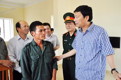 Đồng chí Chủ tịch UBND tỉnh trò chuyện với hộ dân đã ra đảo Trần sinh sống.