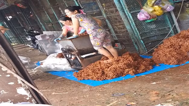Những đôi chân đi lại trên nền chợ bẩn rồi thản nhiên giẫm lên đống me - Ảnh: Đức Trong