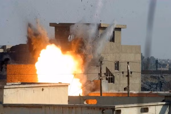 Một cuộc không kích của Mỹ nhằm vào lực lượng IS ở khu vực biên giới Syria và Iraq. (Ảnh: omojuwa.com)