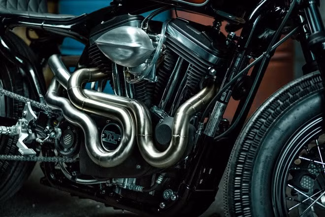 Ống xả tạo hình độc đáo uống lượn từ cỗ máy V-twin tơi trước bánh sau, không kéo dài ra tận đuôi xe như truyên thống.