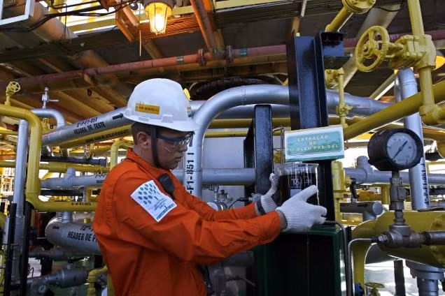 Một công nhân làm việc tại Tập đoàn dầu khí quốc gia Petrobras (Brazil). (Nguồn: AP)