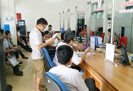 Người dân đến giao dịch tại Trung tâm HCC TP Móng Cái.