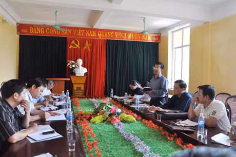 Đồng chí Đỗ Vũ Chung, Trưởng Ban Văn hóa- Xã hội HĐND tỉnh, Trưởng Ban Nội chính Tỉnh ủy phát biểu tại buổi giám sát tại xã Quảng An (Đầm Hà).
