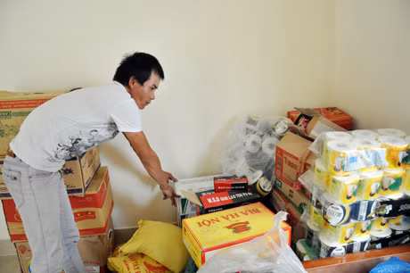Người dân phấn khởi mua sắm nhiều vật dụng thiết yếu.