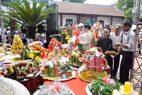 Các mâm lễ của người dân trên địa bàn dâng lên các vua Trần trong lễ hội đền Sinh.