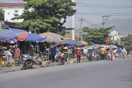 Đường tránh TP Cẩm Phả người dân bán hàng ssats mép đường 