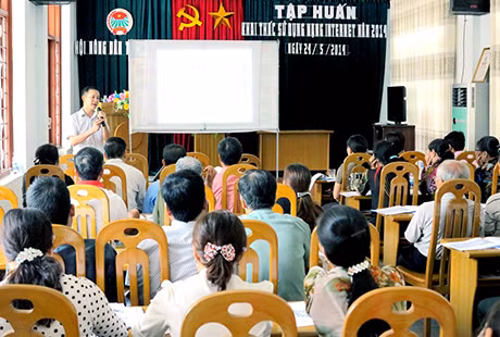 Để thực hiện Đề án xây dựng CQĐT một cách hiệu quả, tỉnh đã chỉ đạo các cơ quan chuyên môn và các địa phương tập trung nhiều giải pháp nâng cao kỹ năng tiếp cận công nghệ thông tin cho người dân, đào tạo, bồi dưỡng kỹ năng ứng dụng công nghệ thông tin trong xử lý công việc cho cán bộ công chức (ảnh 1). 