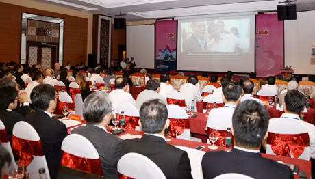 Các đại biểu xem phim tư liệu Quảng Ninh- Hội tụ và Lan tỏa.