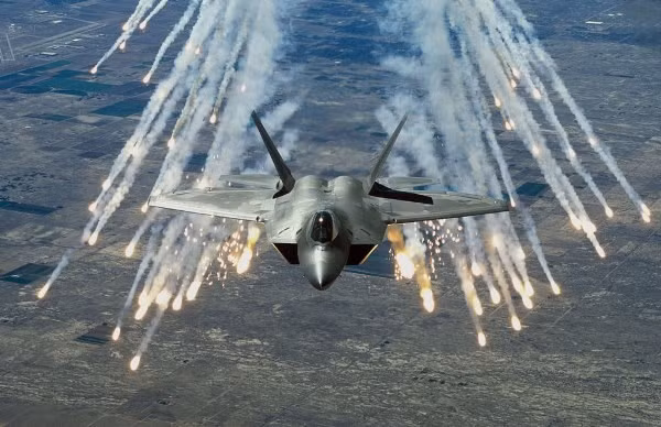 Chiến đấu cơ F-22 của Không quân Mỹ có biệt danh "Chim ăn thịt". (Ảnh: military-today.com)