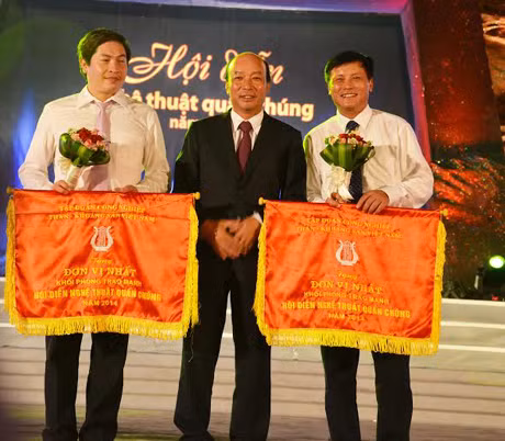 Ông Lê Minh Chuẩn, Bí thư Đảng ủy, Chủ tịch Hội đồng thành viên Tập đoàn Công nghiệp Than - Khoáng sản Việt Nam trao giải Nhất cho Đoàn NTQC của Công ty Tuyển than Cửa Ông và Công ty Than Hòn Gai.