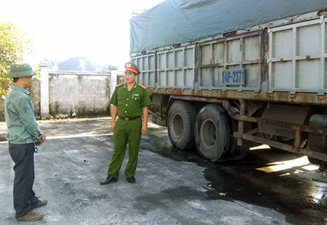 Xe ô tô biển kiểm soát 14P-2371 vận chuyển gần 40 tấn than không rõ nguồn gốc đang bị cơ quan Công an giữ để xử lý.
