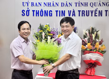 Đồng chí Đặng Huy Hậu, Phó Chủ tịch UBND tỉnh chúc mừng đồng chí Mai Vũ Tuấn.