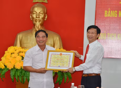 Nguyễn Phúc Vinh, Chủ tịch kiêm Tổng Giám đốc Tổng Công ty điện lực Miền Bắc, đã có thành tích xuất sắc trong xây dựng lưới điện, góp phần vào sự phát triển KT-XH của tỉnh Quảng Ninh