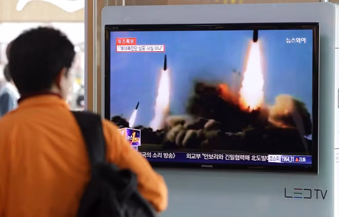 Người dân Hàn Quốc theo dõi thông tin về các vụ phóng tên lửa của Triều Tiên (Nguồn: Bloomberg)