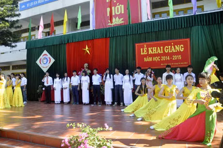 Học sinh nhà trường biểu diễn văn nghệ chào mừng.