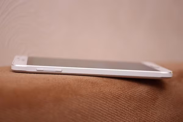 Trong khi cạnh trái là phím tăng giảm âm lượng.