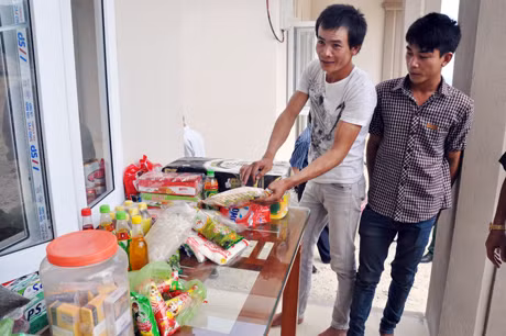 Khu dân cư mới đã có cả cửa hàng tạp hóa nhỏ phục vụ nhu cầu người dân trên đảo.