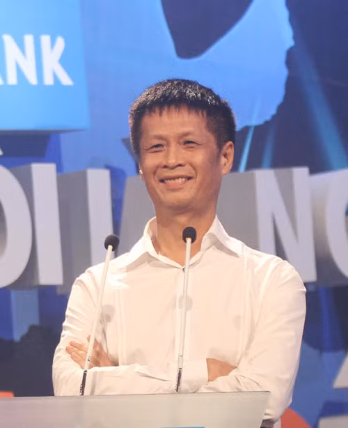 Lê Hoàng đang là đạo diễn đắt show ngồi "ghế nóng" bậc nhất showbiz.