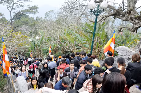Khách du lịch hành hương về Yên Tử trong mùa lễ hội 2014.