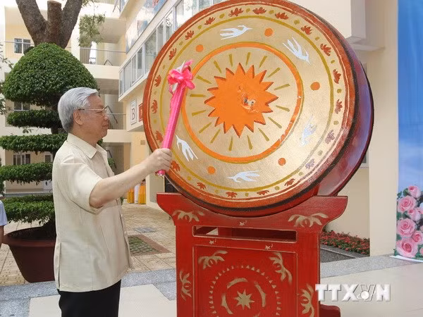 Tổng Bí thư Nguyễn Phú Trọng đánh trống khai giảng năm học mới. (Ảnh: Trí Dũng/TTXVN)