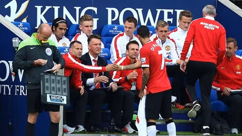 Việc Di Maria bị thay ra vô lý là giọt nước làm tràn ly, khiến một số cầu thủ M.U không kìm được ức chế với ông thầy Van Gaal