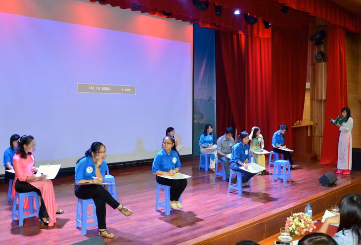 Phần thì trả lời câu hỏi trong Hội thi “Olympic tiếng Anh dành cho cán bộ Đoàn”.
