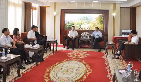 Đồng chí Phạm Minh Chính, Bí thư Tỉnh ủy dặn dò đoàn Đại biểu tỉnh dự Đại hội MTTQ Việt Nam.