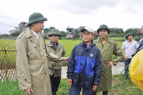 Đồng chí Nguyễn Đức Long thăm hỏi gia đình anh Nguyễn Văn Tùng, thôn - - - Hà Rong Bắc, xã Hải Lạng (Tiên Yên)